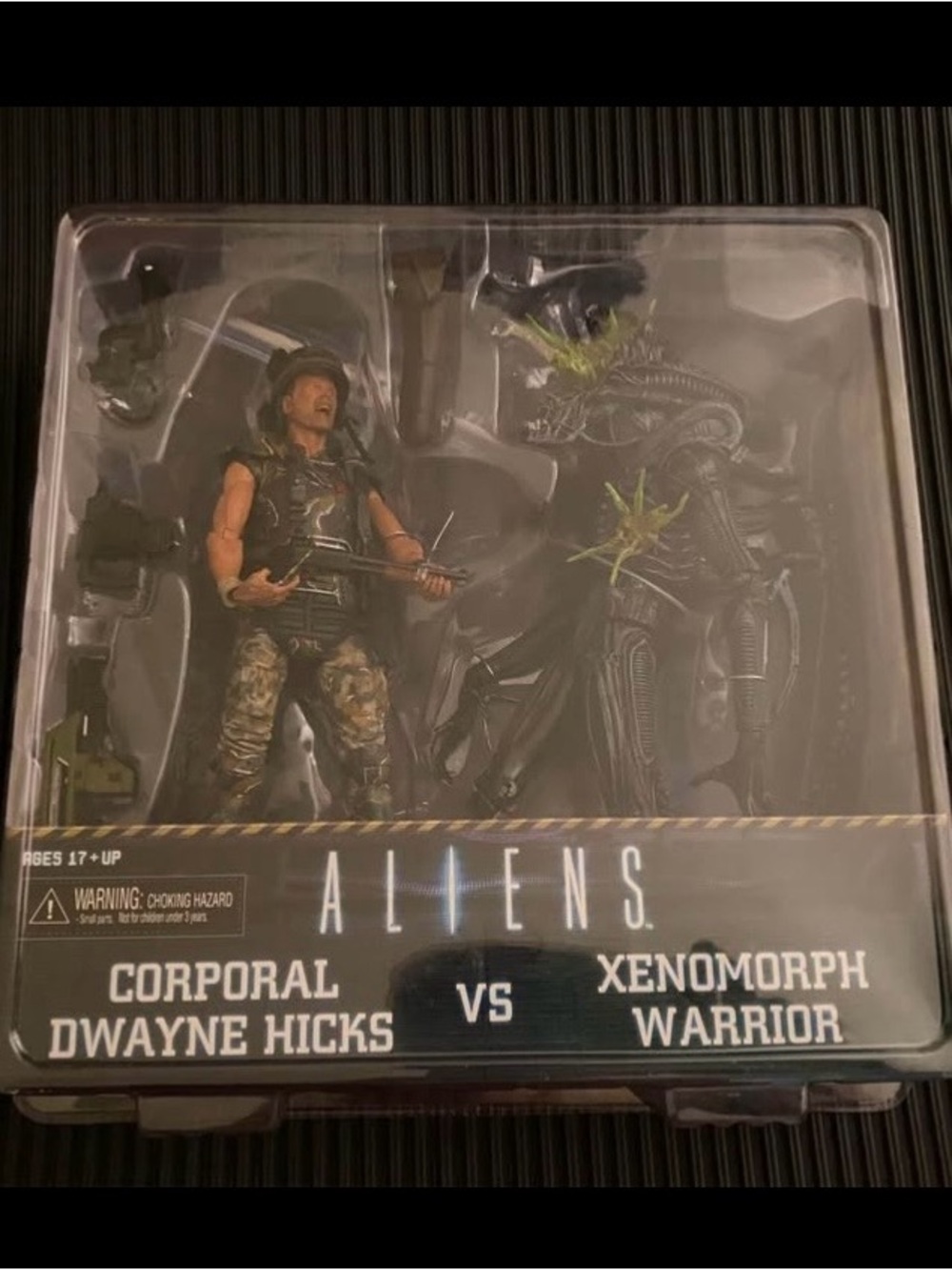 Corporal Dwayne Hicks vs Xenomorph Warrior Action Figure Set - Black